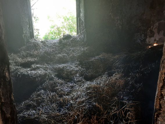 Днем на Николаевщине сожгли здание с соломой