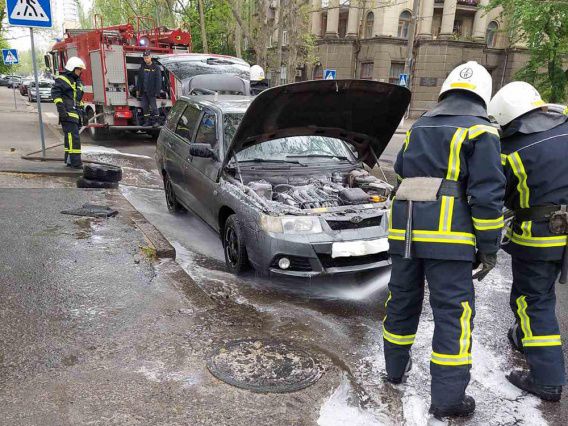 В Николаеве возле мэрии горела легковушка