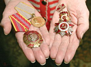 На Николаевщине грабители отобрали у женщины боевые награды покойного отца