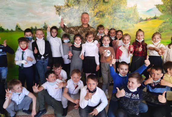 Больше чем благотворительность: «АТБ» передала три тысячи пасхальных подарков детям из «серой» зоны Донбасса