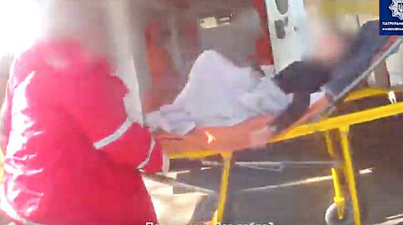 Николаевские патрульные помогли «скорой» с ребенком проехать через пробку на Варваровском мосту (видео)