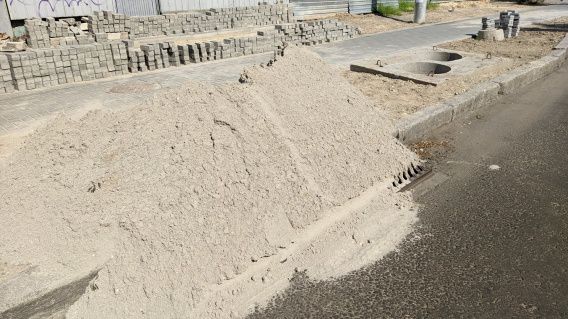 На перекрестке Крылова-Карпенко гору песка выгрузили в новую ливневку
