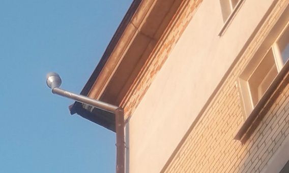 На николаевской многоэтажке смонтировали отлив в полуметре от крыши