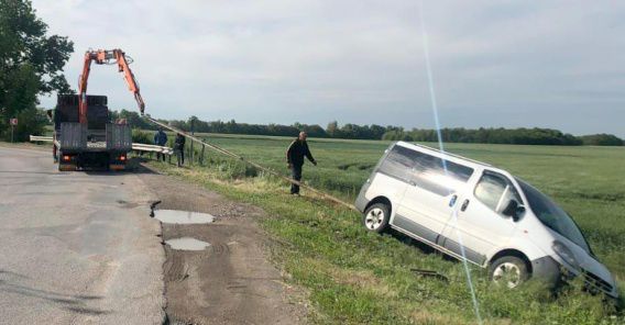Микроавтобус, на котором николаевец вез в Киев иностранцев, слетел в кювет