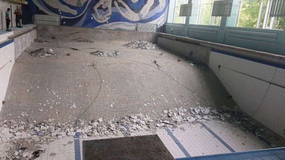 В Николаеве приступили к ремонту чаши бассейна в «Заре»