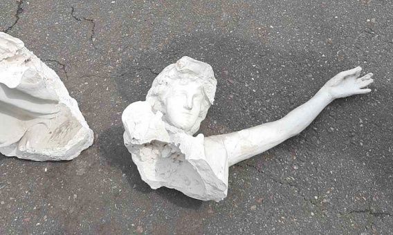 Николаевцев, которые сбили статую музы с фасада Русского театра, задержала полиция