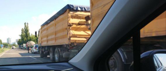 Все подъезды к Николаеву заполонили фуры. В 20.00 этот поток двинет в город