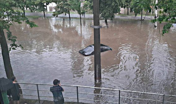 На Николаев опять обрушился ливень: у «Дормашины» утопли машины