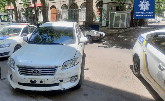 Виновника ДТП на Никольской, уехавшего с места аварии, нашли по отвалившемуся номеру