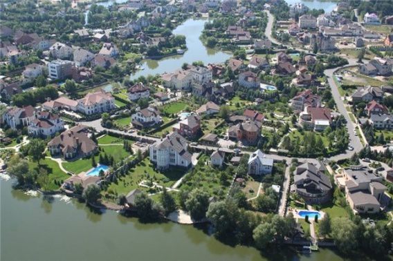 Экс-николаевского нардепа Макарьяна и его отца выселили из имений в Конча-Заспе