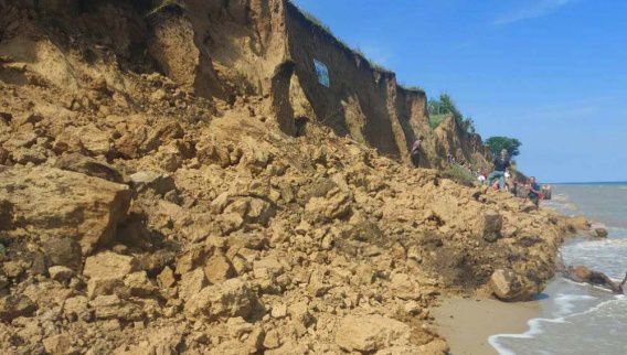 Пляж под Одессой накрыл оползень. Под завалами ищут людей