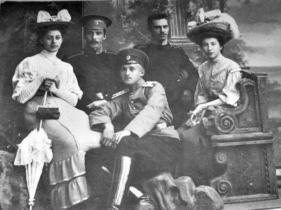 Николаевцы даже в тяжелые времена любили пощеголять нарядами