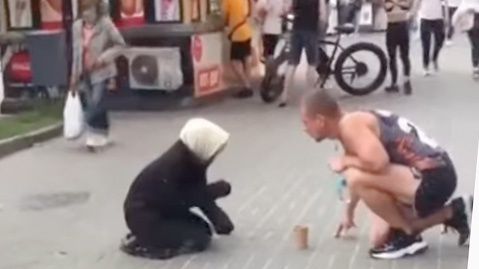 Бабушка-попрошайка оказалась усатым мужиком: видео разоблачения