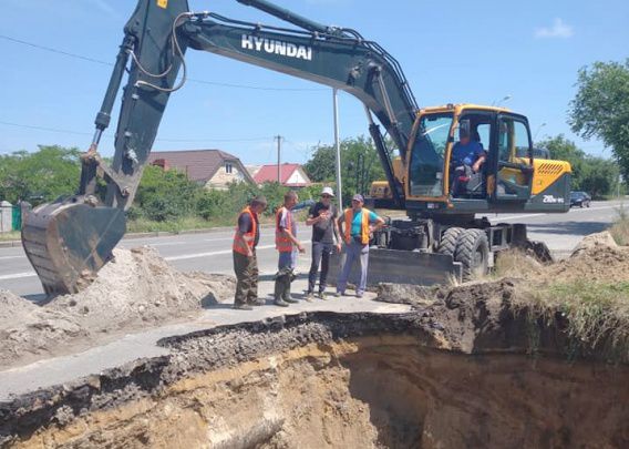 На Троицкой еще один провал: движение по улице усложнено