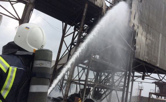 Пожар в николаевском спецпорту: причальную галерею тушили 8 отделений