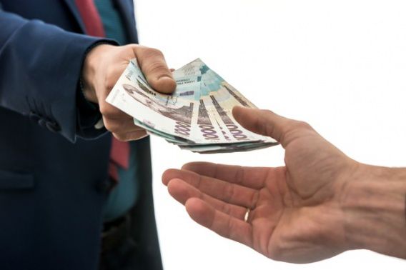 «Светит» 10 лет с конфискацией: сельского голову из Арбузинского района поймали на взятке в 12500 гривен