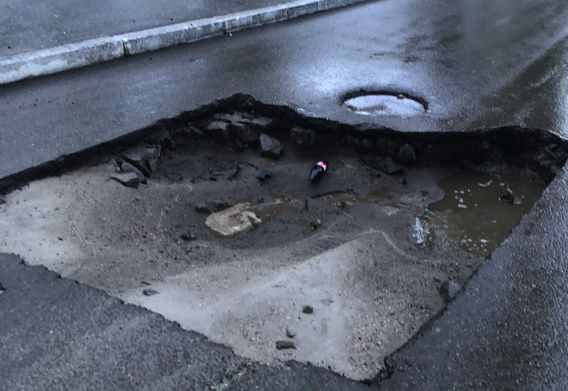 На улице Защука провал огромный провал по центру дороги