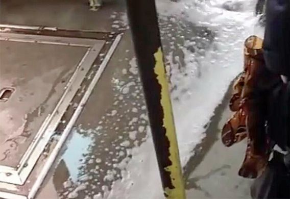 Под зонтом в салоне: в Николаеве дождь затопил маршрутки