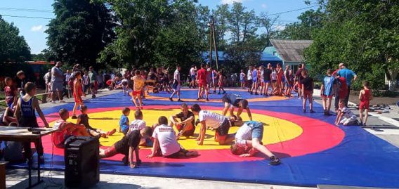 В Пелагеевке после всеукраинского турнира появился современный борцовский ковер