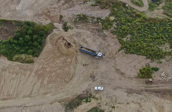 Коларовские песчаные браконьеры орудуют в промышленных масштабах: активисты не понимают бездействия полиции