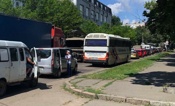 Сегодня у Варваровского моста длиннющие пробки, Ингульский мост – пустой