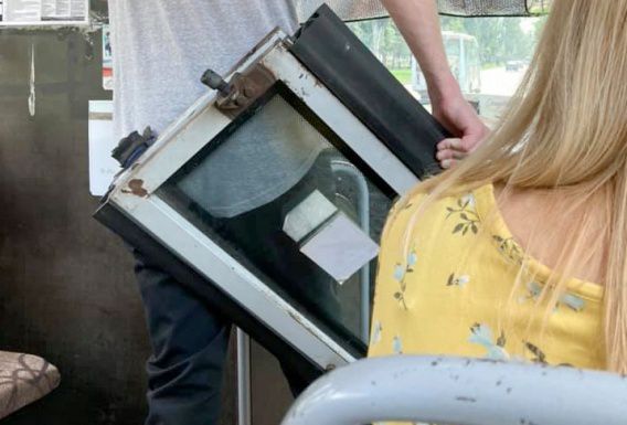 Безопасность по-николаевски: на пассажира маршрутки упала дверь