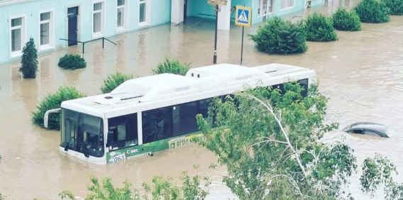 В затопленной Керчи глава оккупационного режима Крыма плавает на лодке