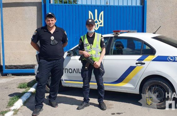 Полицейские пробились через пробки в Варваровке и доставили 7-летнюю девочку в больницу (видео)