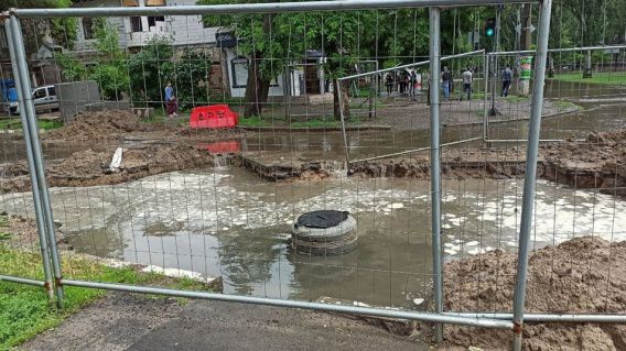 В Николаеве потоки воды повредили ливневый колодец на 2-й Набережной