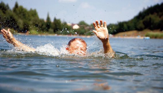 Из Южного Буга достали пьяного обессиленного пловца, который собирался переплыть реку