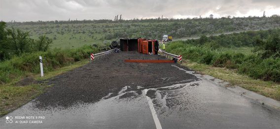 Перевернувшаяся фура заблокировала движение по трассе Т-15-11 (фото, видео)