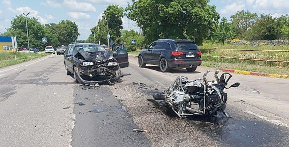 «Скорая» увезла 44-летнего мотоциклиста с BMW после столкновения с Volkswagen