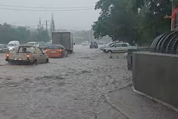 На Николаев обрушился ливень – город поплыл (видео)