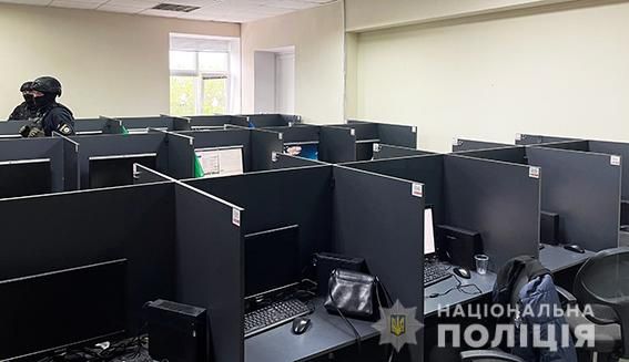 «Вас взломали»: в Николаеве накрыли колл-центр мошенников, которые от имени банков списывали у владельцев карт миллионы