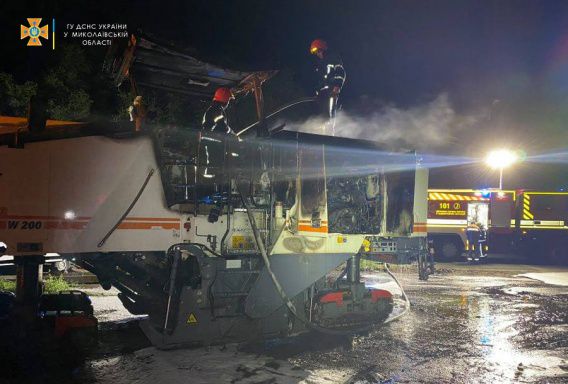 Неизвестные подожгли технику, которая ремонтирует Варваровский мост (фото, видео)