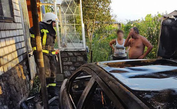 На дачах в Воскресенском огонь с горящей машины перекинулся на жилой дом