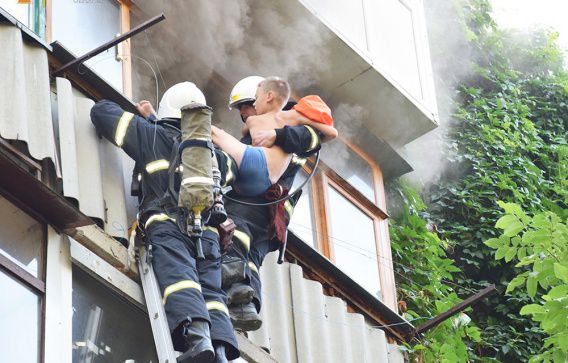 В Николаеве с балкона горящей квартиры сняли 10-летнего мальчика