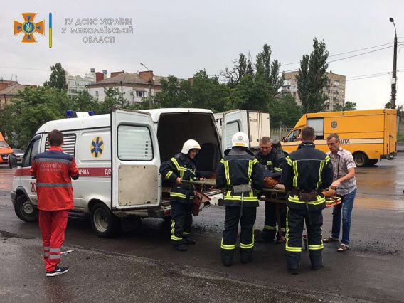 В центре Николаеве загорелся верхний этаж жилого дома