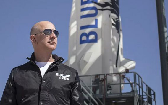 Безос слетал в космос с братом, 82-летней летчицей и 18-летним студентом