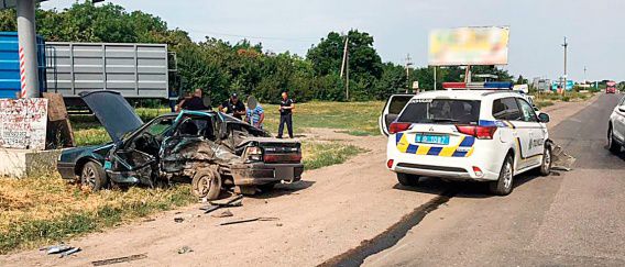 На Николаевщине полицейский автомобиль столкнулся со стареньким «Рено»