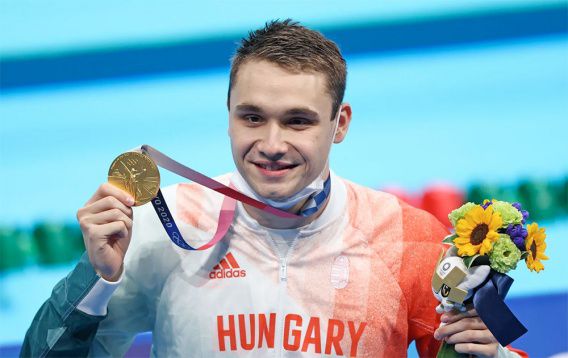 Перед финальным заплывом будущий олимпийский чемпион снял порванные плавки