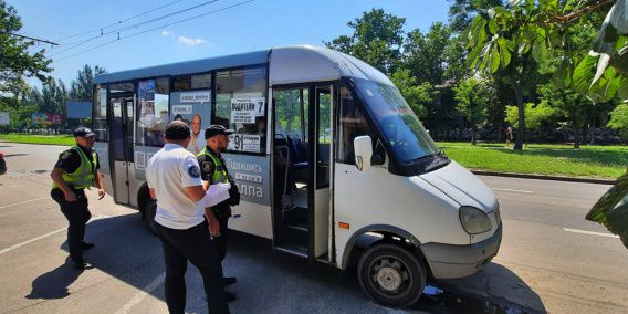 Проверка показала, что в Николаеве работают маршрутчики-нелегалы