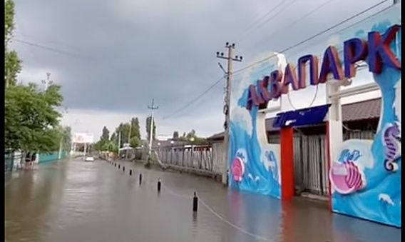 Легковушкам воды по порог, людям по колено: курорт Коблево после ливня