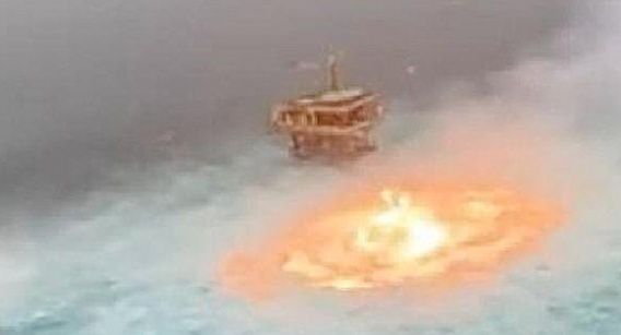 Из-за взрыва на нефтепроводе горит Мексиканский залив