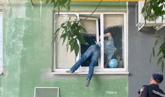 Патрульные спасли мужчину, который через окно полез в квартиру к любимой женщине и чуть не погиб