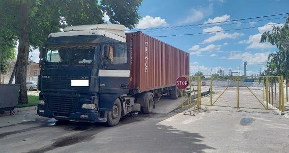 В фуре, которая выехала с таможни в Николаеве, нашли тонну незадекларированного товара