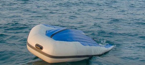 Спасатели достали из реки рыбака, лодка которого перевернулась в районе Варваровского моста