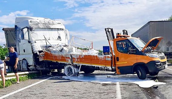 Фура в краске, водитель в больнице: грузовик въехал в машину дорожников возле Кривого Озера