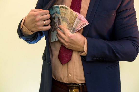 Отдали под суд директора фирмы, который «приписал» в акт работ на 100 тысяч