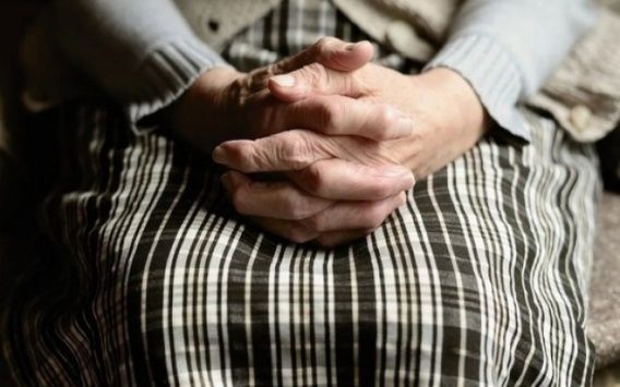 За издевательства над родной матерью 36-летнего первомайца могут посадить на два года